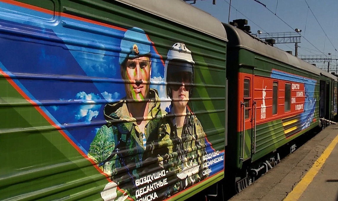 Губернатор Олег Мельниченко ознакомился с экспозицией агитпоезда Министерства обороны РФ